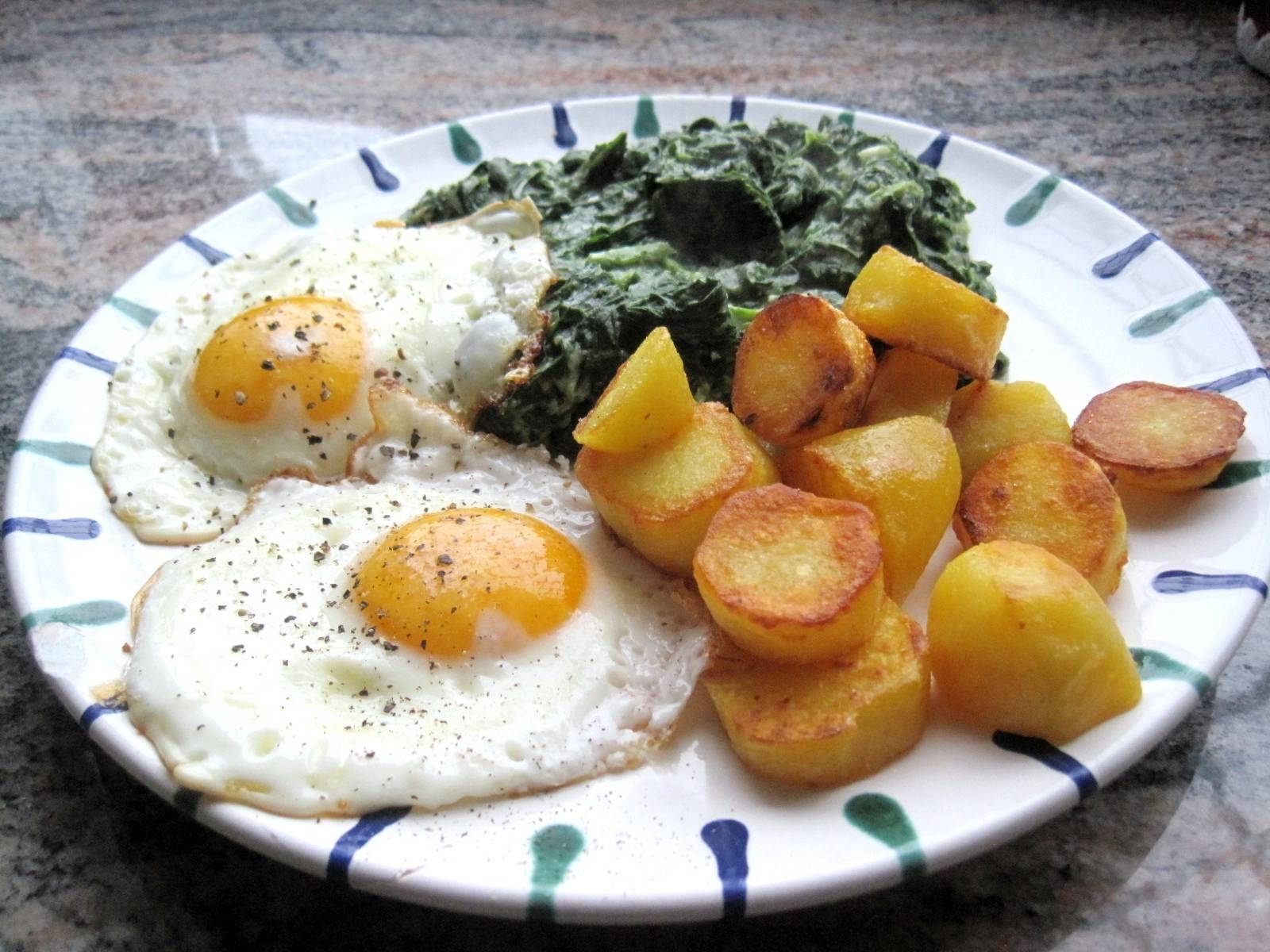 Spinat mit Spiegelei und Kartoffeln Rezept - ichkoche.at