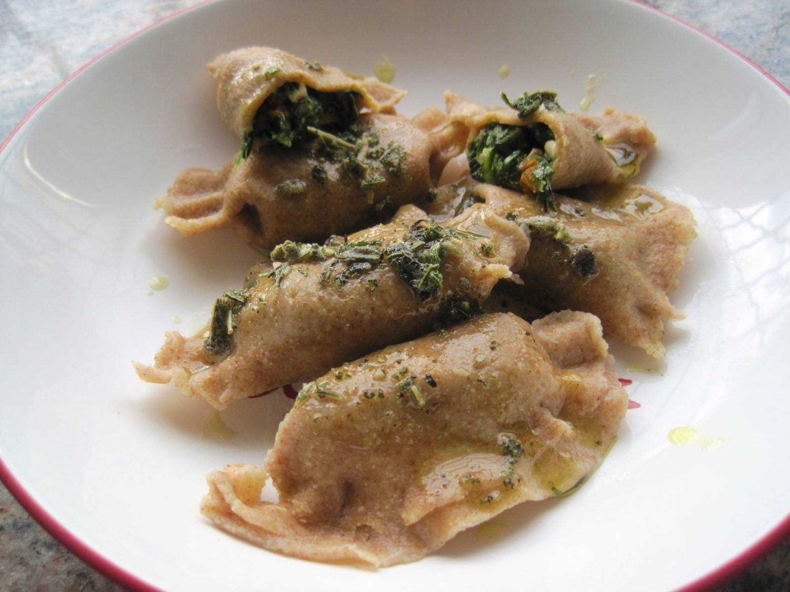 Gefüllte Vollkornteigtaschen mit Salbeibutter