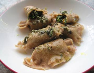 Gefüllte Vollkornteigtaschen mit Salbeibutter Gefüllte Vollkornteigtaschen mit Salbeibutter