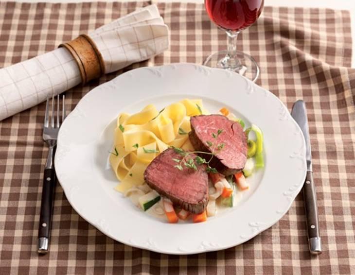 Rindslungenbraten in Gemüse-Rahmsauce Rindslungenbraten in Gemüse-Rahmsauce