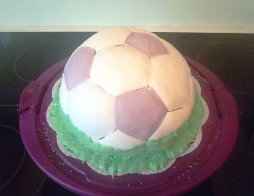 Violett-weiße Fußballtorte