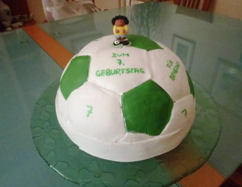 Grün-weiße Fußballtorte