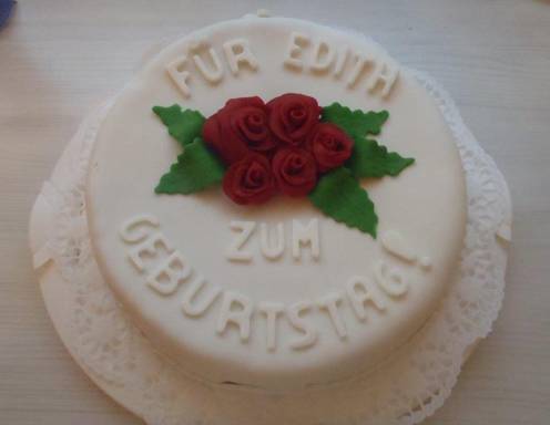 Weiße Torte mit roten Rosen