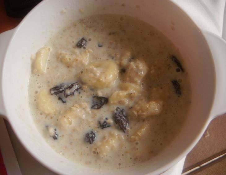 Haferflockenbrei mit Bananen und Rosinen Haferflockenbrei mit Bananen und Rosinen