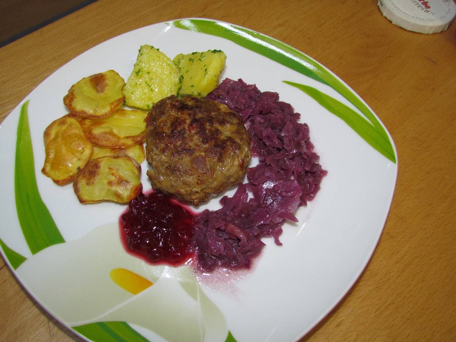 Faschierte Laibchen mit Kartoffelchips und Blaukraut