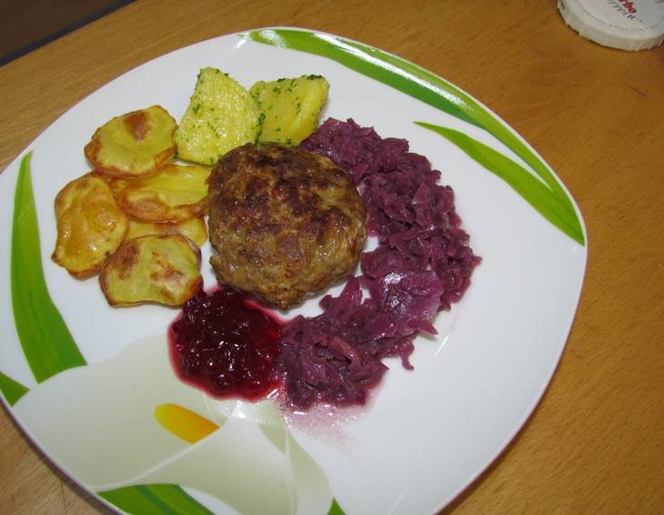 Faschierte Laibchen mit Kartoffelchips und Blaukraut