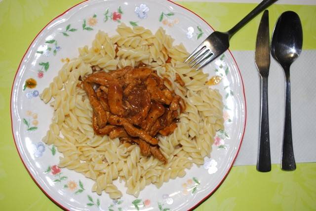 Rezept für Schweinsgeschnetzelte in Weinsauce mit Spiralnudeln