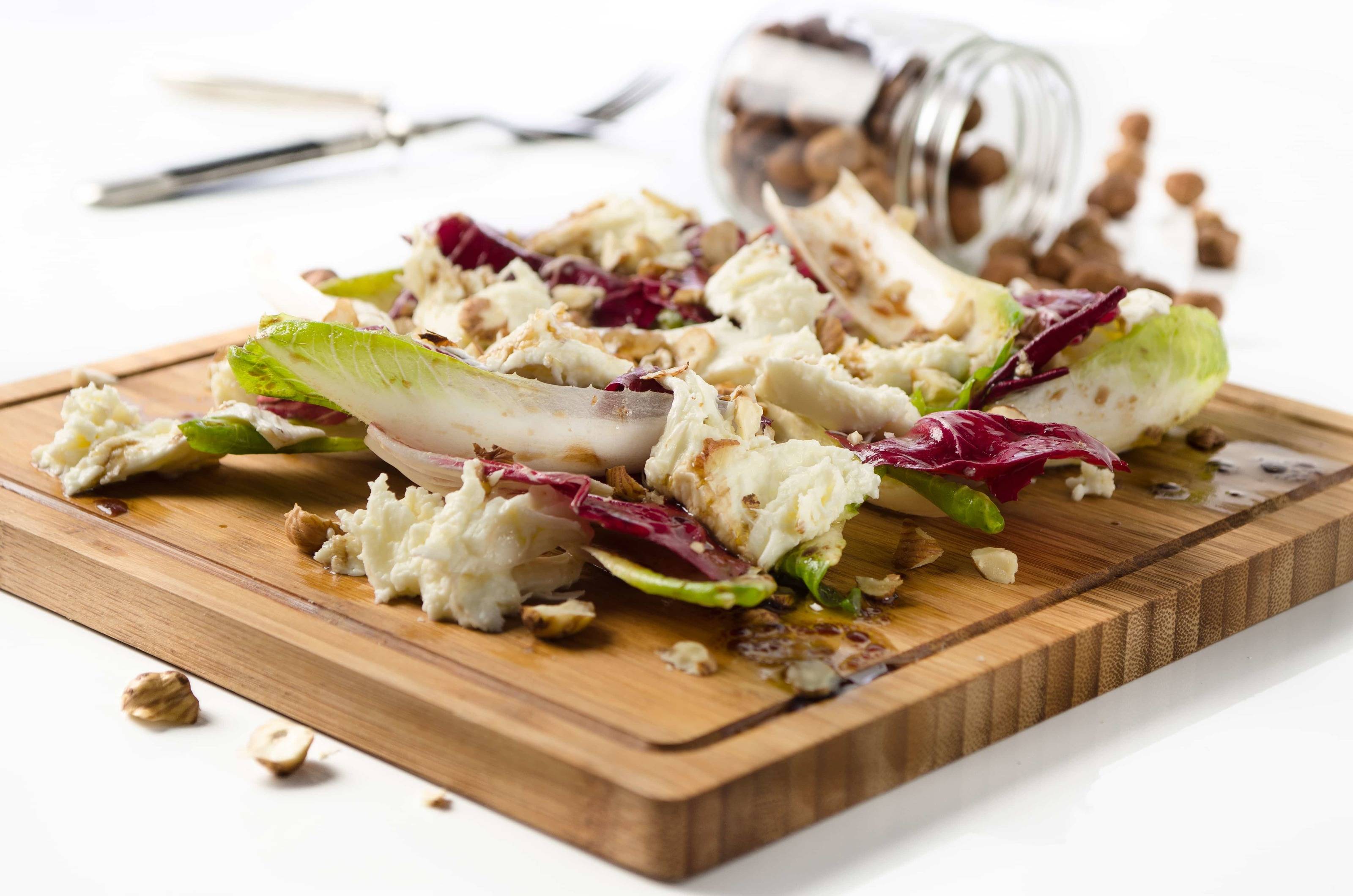 Rezept für Bittersalat mit Haselnüssen und Mozzarella