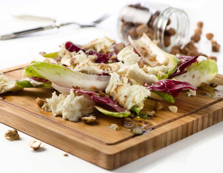 Bittersalat mit Haselnüssen und Mozzarella