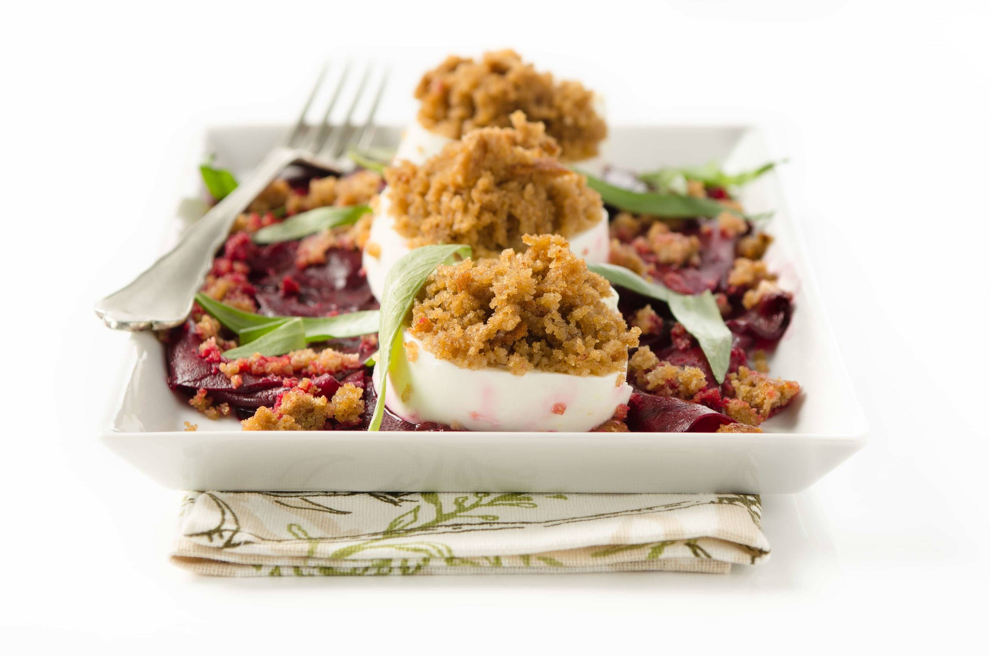 Rezept für lauwarmen Ziegenkäse mit Schwarzbrot auf rote Rüben-Salat