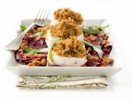 Rote Rüben Salat mit lauwarmem Ziegenkäse Rote Rüben Salat mit lauwarmem Ziegenkäse