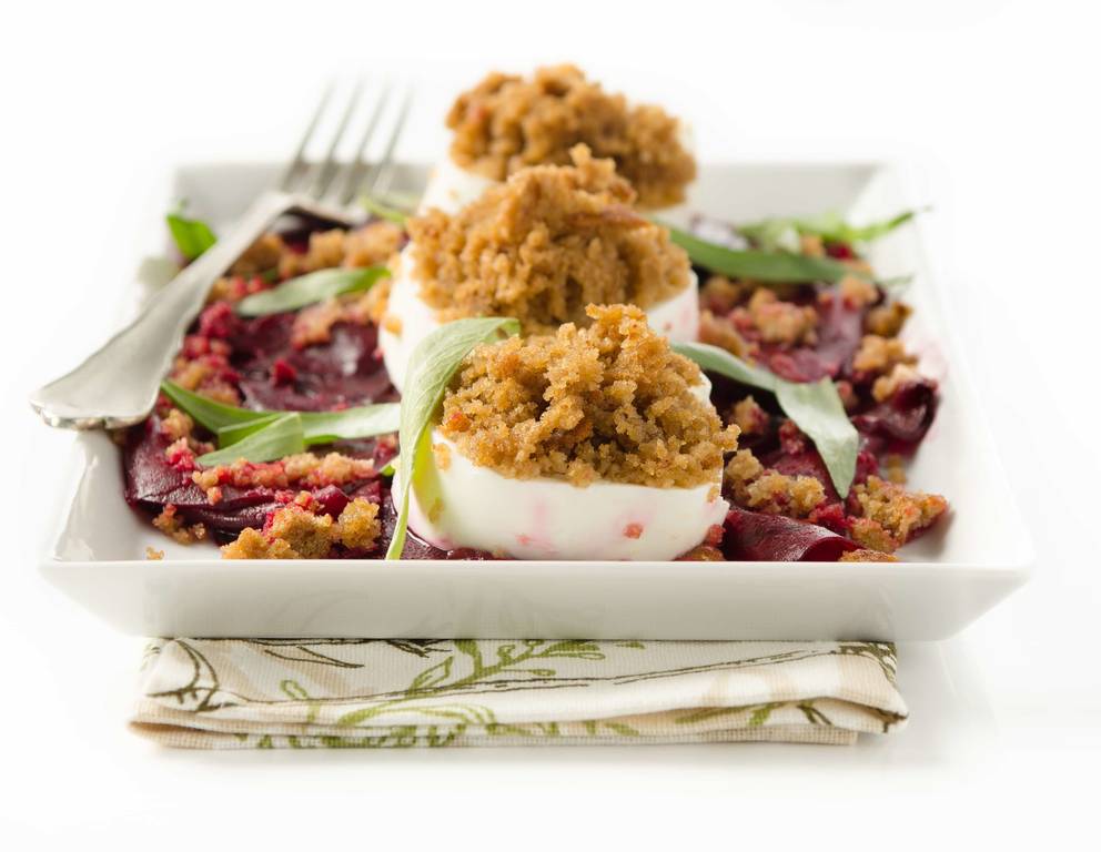 Rote Rüben Salat mit lauwarmem Ziegenkäse Rote Rüben Salat mit lauwarmem Ziegenkäse