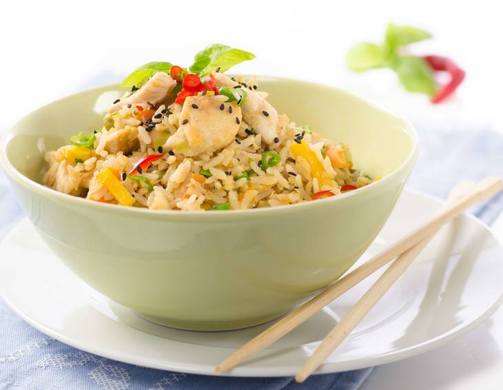 Gebratener Eierreis mit Hühnerbrust und Gemüse Gebratener Eierreis mit Hühnerbrust und Gemüse