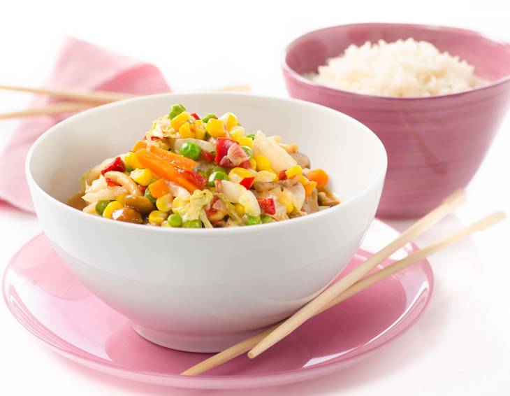 Gebratenes Gemüse mit Hot Thai Curry Sauce Gebratenes Gemüse mit Hot Thai Curry Sauce