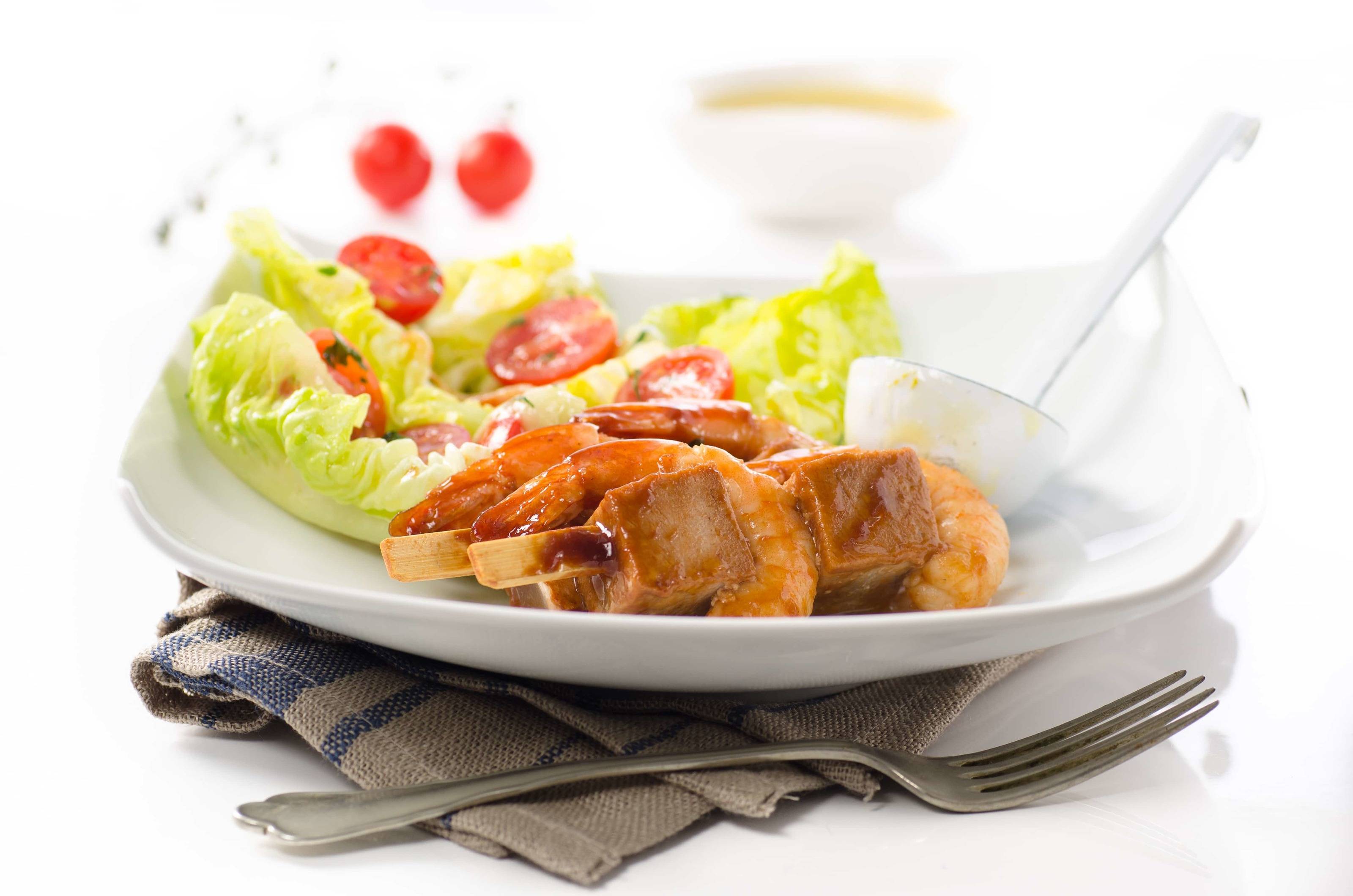 Garnelen-Thunfisch-Spieße auf Blattsalaten Rezept