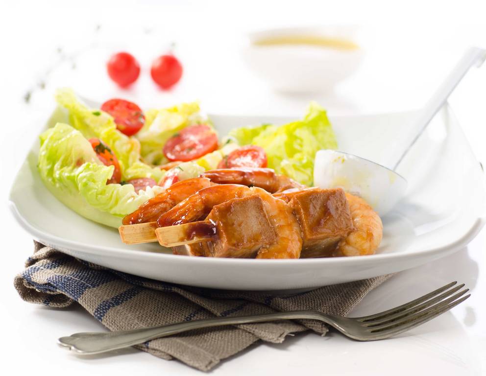 Garnelen-Thunfisch-Spieße auf Blattsalaten Garnelen-Thunfisch-Spieße auf Blattsalaten