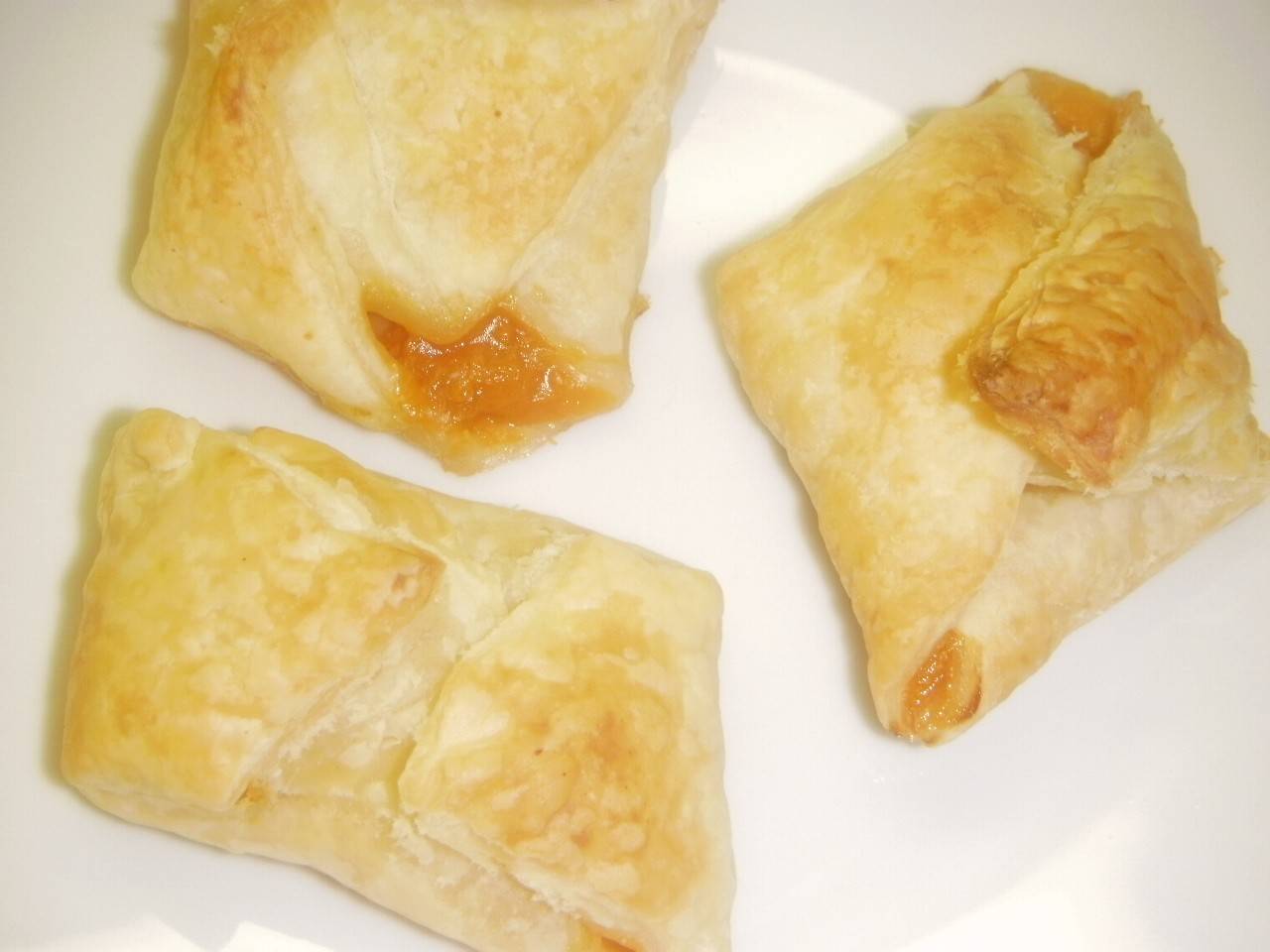 Blätterteigtascherl mit Marillenmarmelade