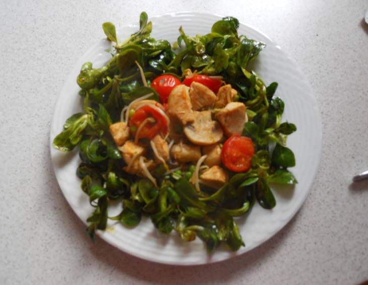 Lauwarmer Vogerlsalat mit Hühnerfleisch Lauwarmer Vogerlsalat mit Hühnerfleisch