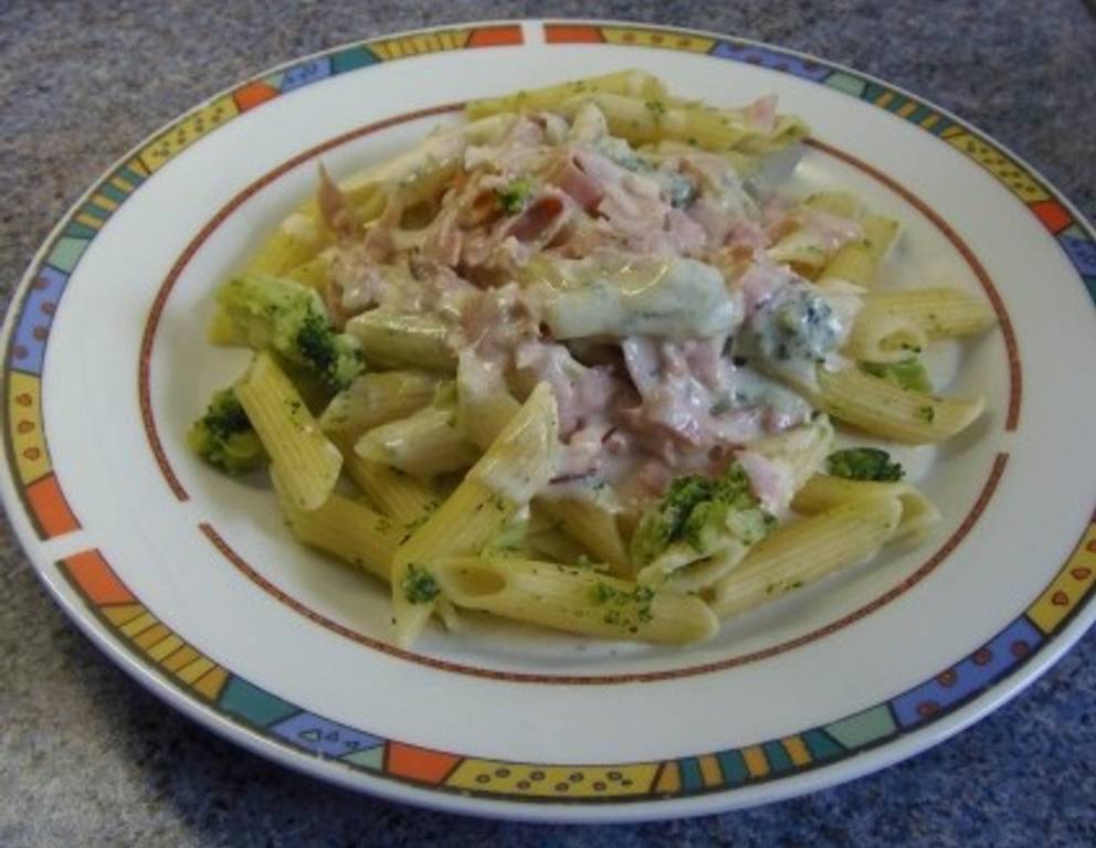 Brokkoli-Nudeln in Käse-Sauce Brokkoli-Nudeln in Käse-Sauce