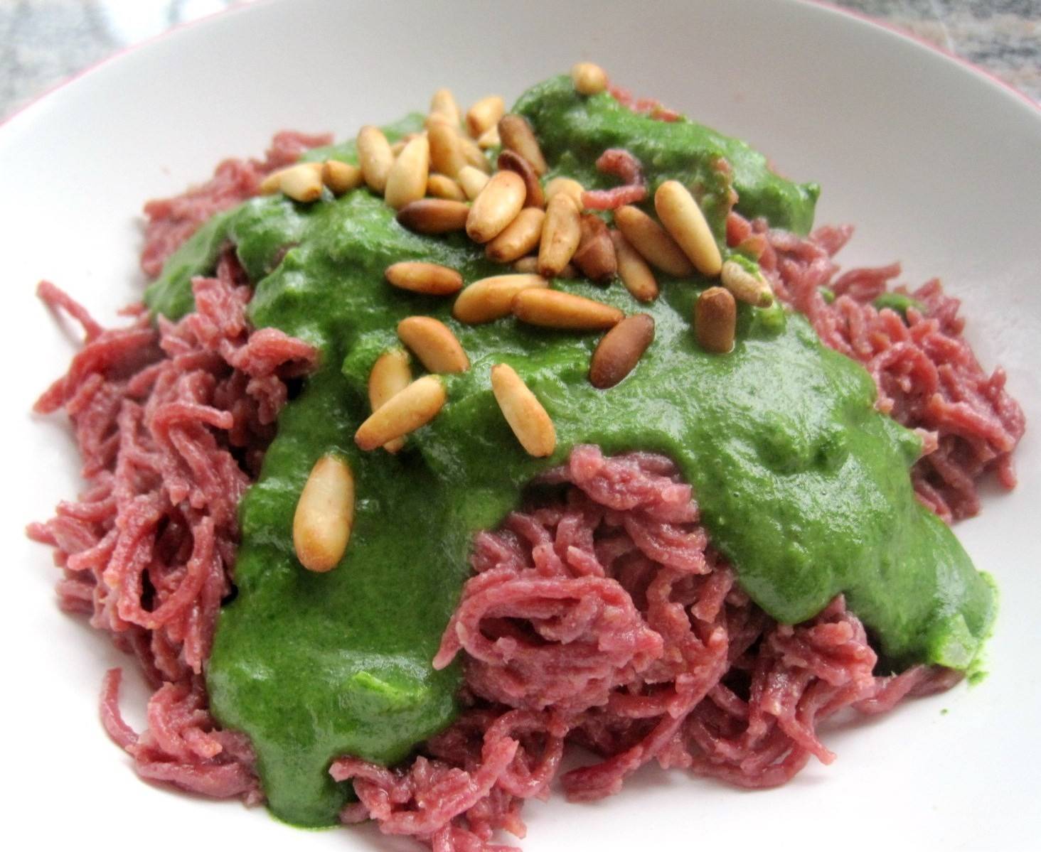 Rote Nudeln mit grüner Sauce