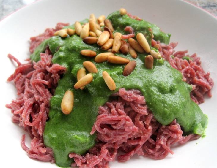 Rote Nudeln mit grüner Sauce Rote Nudeln mit grüner Sauce