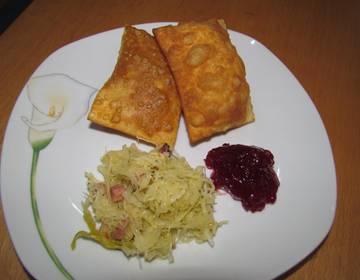 Blattl-Kiachl mit Sauerkraut wie zu Hause Blattl-Kiachl mit Sauerkraut wie zu Hause