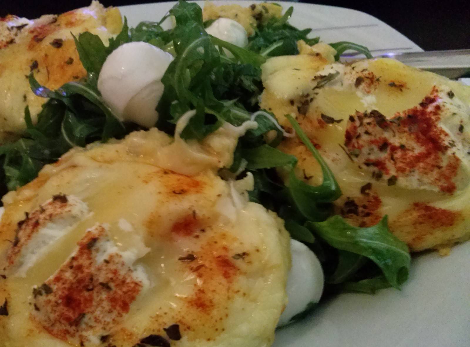 Rucola-Salat mit Polentakräpfchen