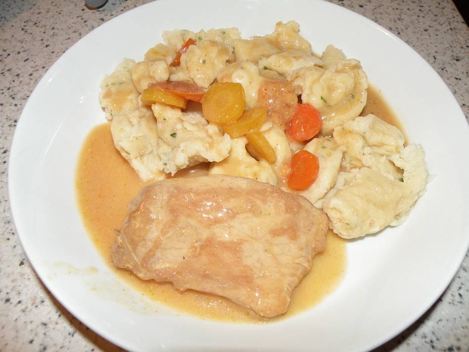 Schweineschnitzel mit Butternockerl und Karottensauce