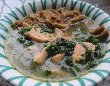 Spinat-Lachssuppe mit Frittaten Spinat-Lachssuppe mit Frittaten