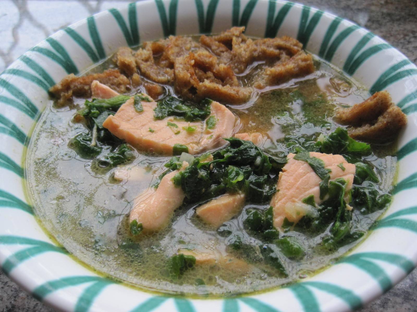 Spinat-Lachssuppe mit Frittaten Rezept - ichkoche.at Spinat-Lachssuppe mit Frittaten Rezept - ichkoche.at