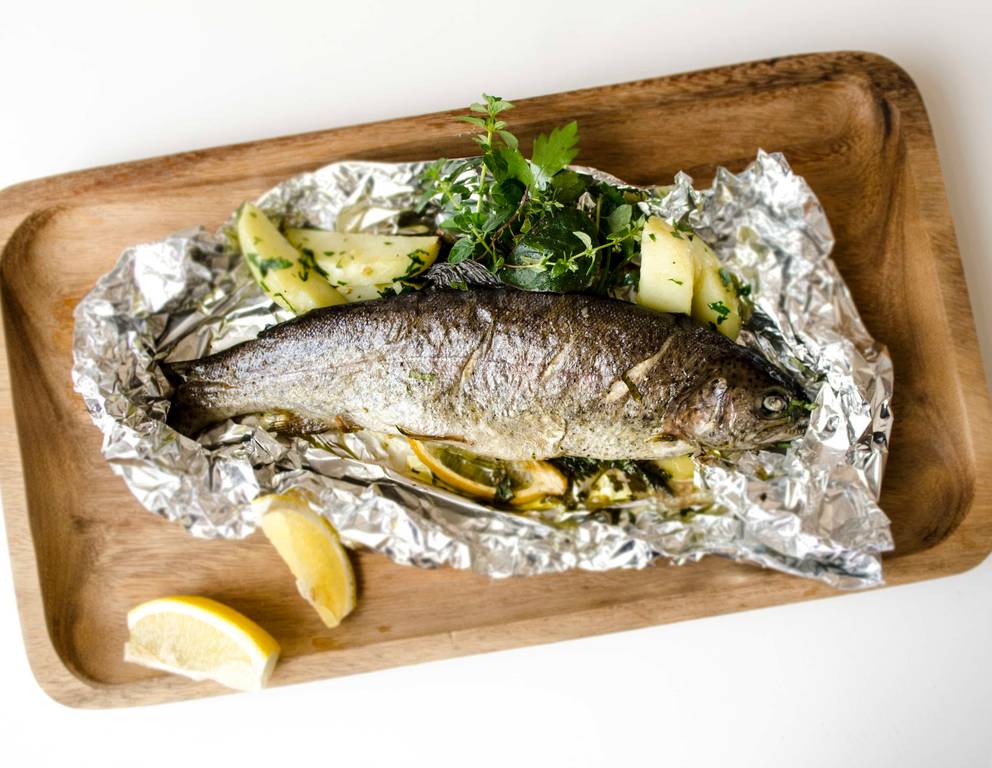 Forelle mit Kräutern in der Folie Forelle mit Kräutern in der Folie