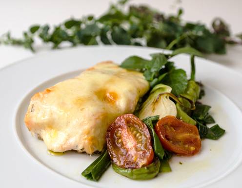 Überbackenes Lachsfilet mit Schmorgemüse