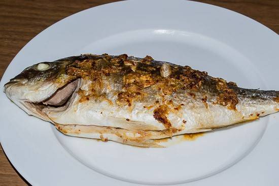 Scharf marinierte Goldbrasse