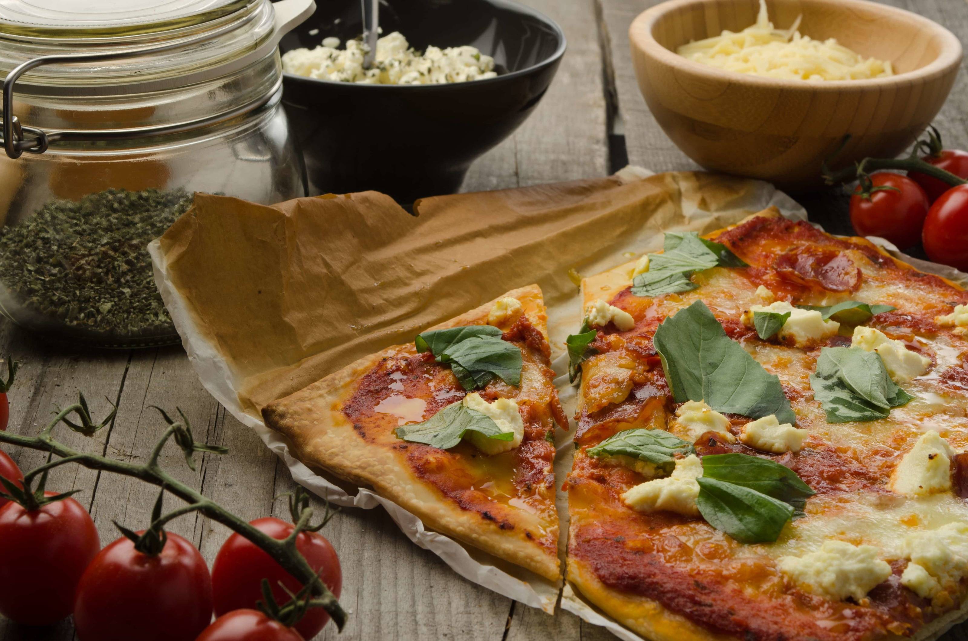 Pizza mit Mascarpone und Salsicce