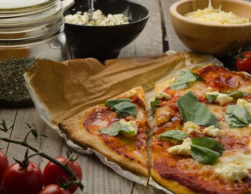 Pizza mit Mascarpone und Salsicce