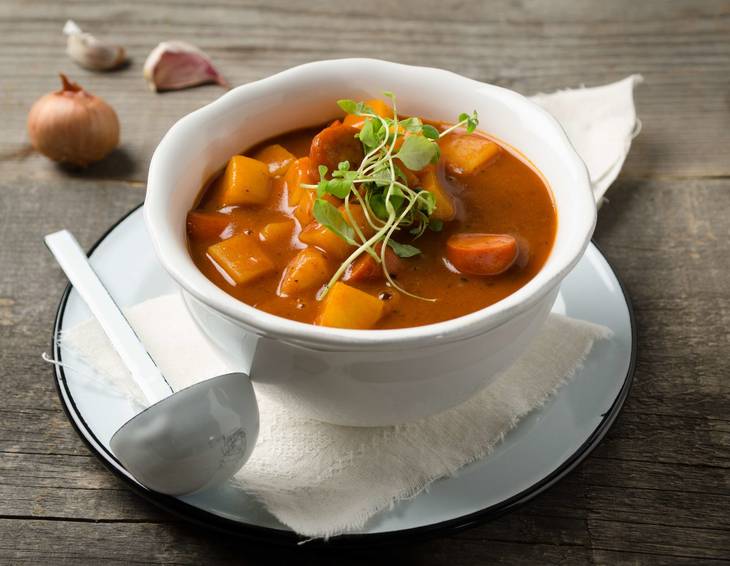 Erdäpfelgulasch mit Debreziner Erdäpfelgulasch mit Debreziner