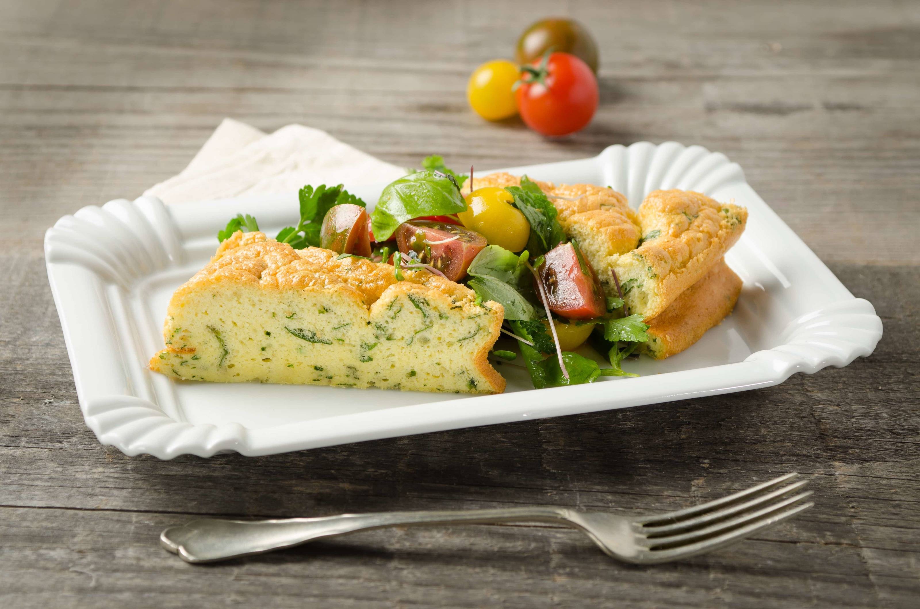Kräuterkuchen mit Paradeisersalat Rezept
