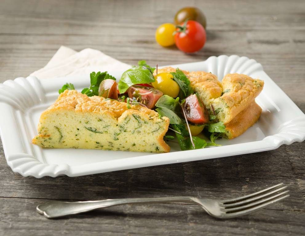 Kräuterkuchen mit Paradeisersalat Kräuterkuchen mit Paradeisersalat