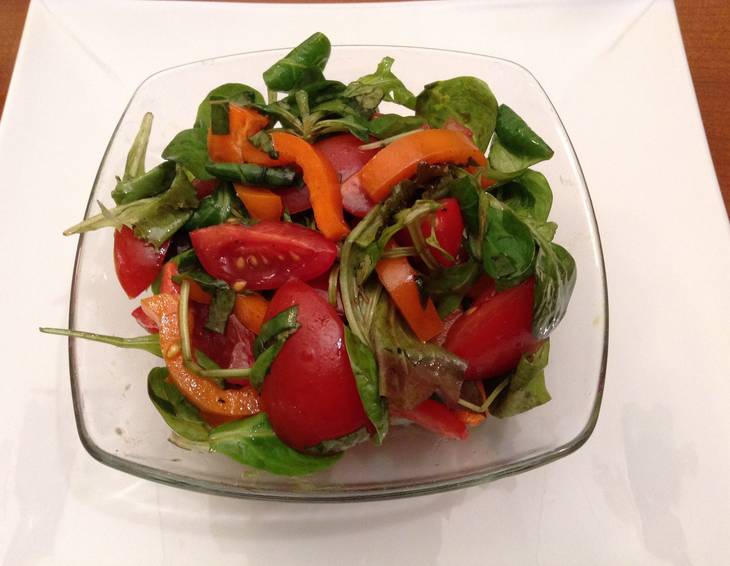 Vogerlsalat mit Tomaten und Paprika Vogerlsalat mit Tomaten und Paprika