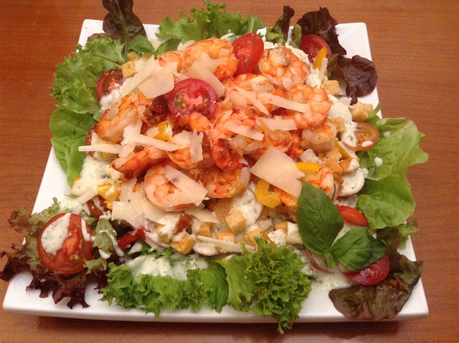 Salat mit Riesengarnelen und Joghurt Dressing Rezept - ichkoche.de