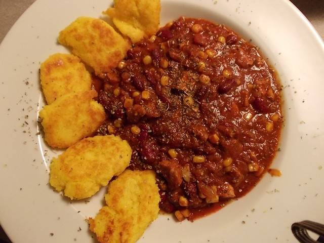 Chili con Soja mit Polenta-Platzki