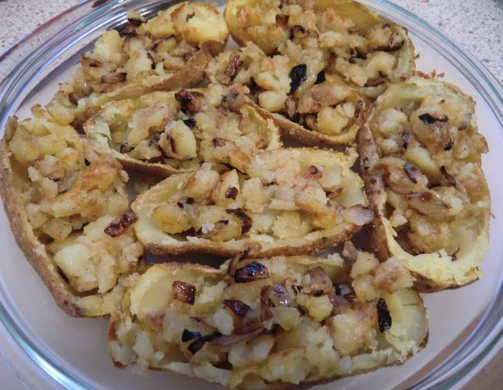 Knusprig gebackene, gefüllte Kartoffelhälften Knusprig gebackene, gefüllte Kartoffelhälften