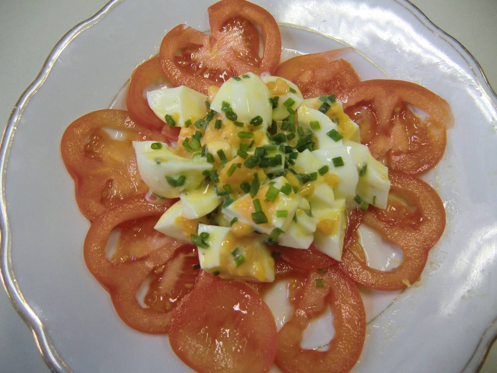 Eisalat auf Tomatencarpaccio Rezept - ichkoche