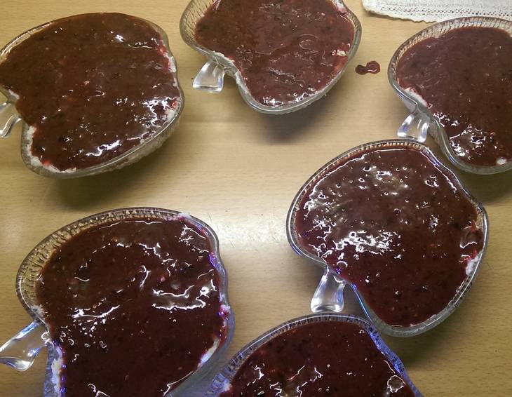 Grießpudding mit Schokoflocken und marinierten Beeren