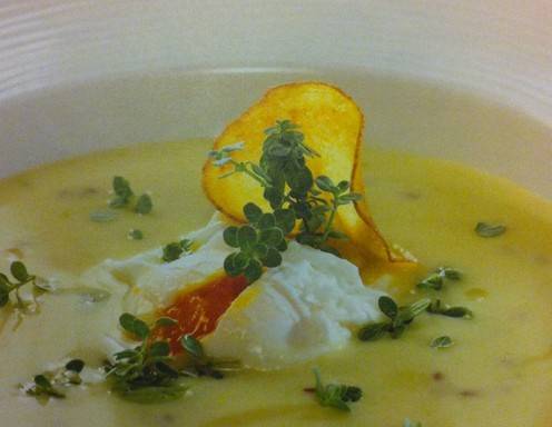 Joghurt-Kartoffelsuppe mit pochiertem EI