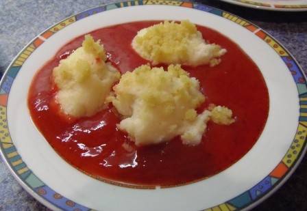 Topfennockerln mit Erdbeersauce