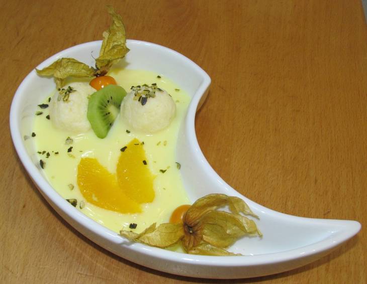 Grießknödel mit Vanillesauce und Obst Grießknödel mit Vanillesauce und Obst