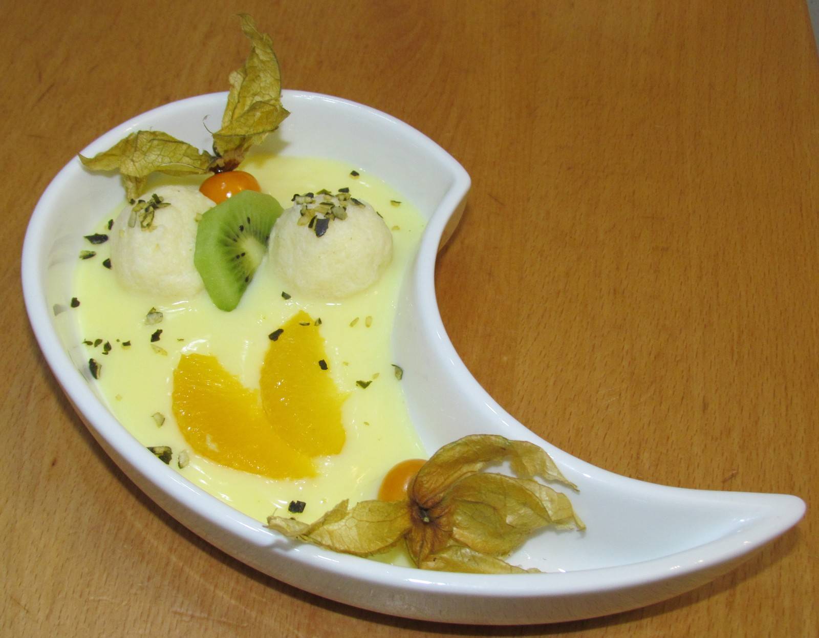 Grießknödel mit Vanillesauce und Obst Rezept - ichkoche.de Grießknödel mit Vanillesauce und Obst Rezept - ichkoche.de