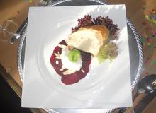 Räucherforelle mit Meerrettichobers auf Rotebeete Carpaccio Räucherforelle mit Meerrettichobers auf Rotebeete Carpaccio