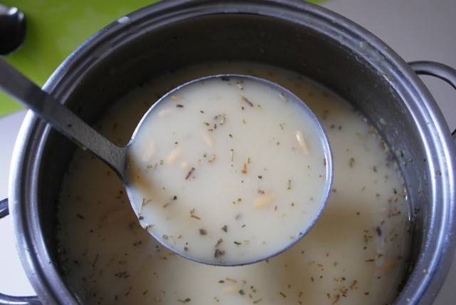 Selleriesuppe mit Kräutern und Pinienkernen